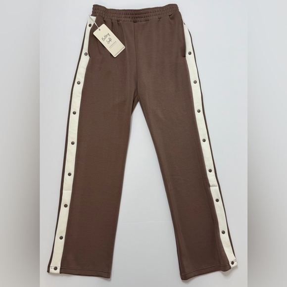 Love Tree Boutique 2-Piece Lounge / Athleisure Set – Size M - Picture 8 of 14